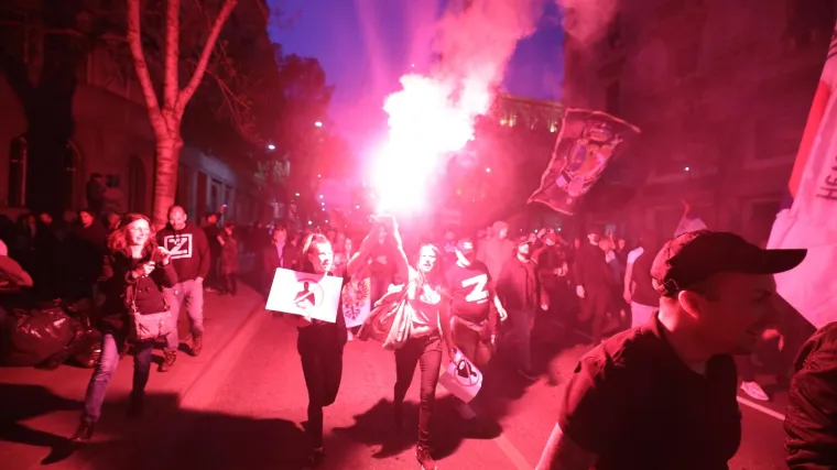 Pogledajte fotke: Srbi u Beogradu prosvjedovali u znak podr&scaron;ke Rusiji, na zgradu Predsjedni&scaron;tva postavili rusku zastavu