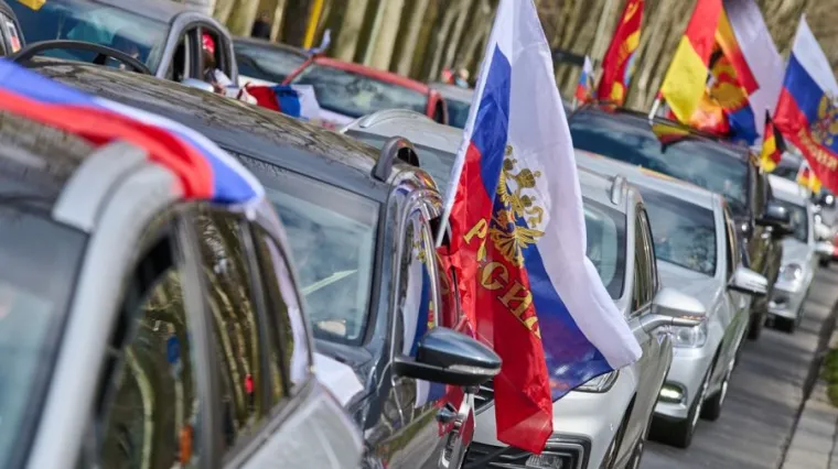 Kako izgleda proruska propaganda na Zapadu? Objavljuju se snimke, organiziraju kolone automobila: 'Dragi Putine, ja vas podržavam...'