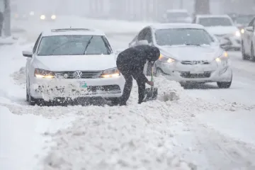 Pogodila ih je proljetna mećava, zatvorili su ceste, zračne luke i škole: Očekuju i do 80 centimetara snijega, a snimke su nadrealne...