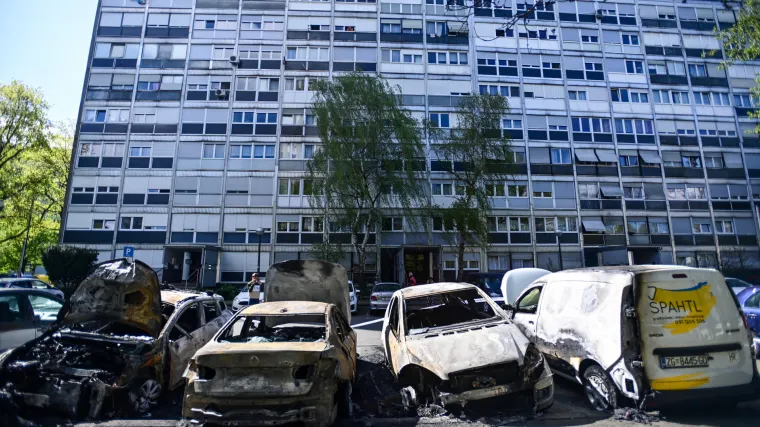 FOTO Noćas je u Novom Zagrebu gorjelo pet automobila: Tri su u potpunosti izgorjela, dva su o&scaron;tećena