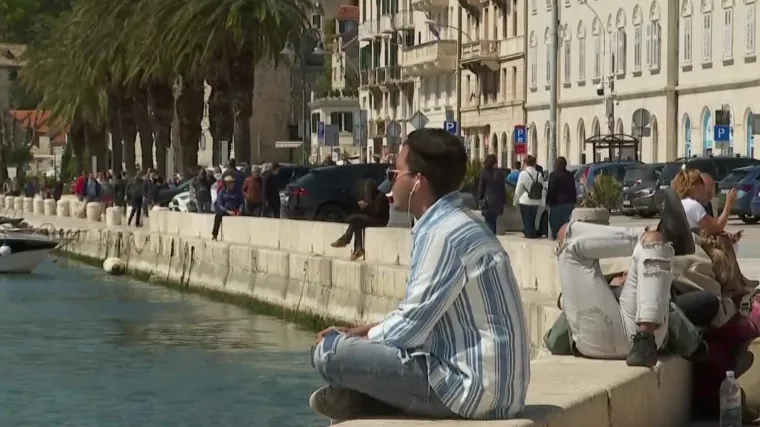 Split je na suncu proslavio Uskrs skupa s već 5000 turista u gradu. Razgrabile se besplatne sirnice, bio i uskr&scaron;nji zec
