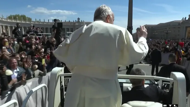 Na trgu Sv. Petra, papa Franjo: 'Ukrajina je uvučena u okrutan, besmisleni rat. Molim vas, ne navikavajmo se na rat!'