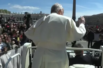 Na trgu Sv. Petra, papa Franjo: 'Ukrajina je uvučena u okrutan, besmisleni rat. Molim vas, ne navikavajmo se na rat!'