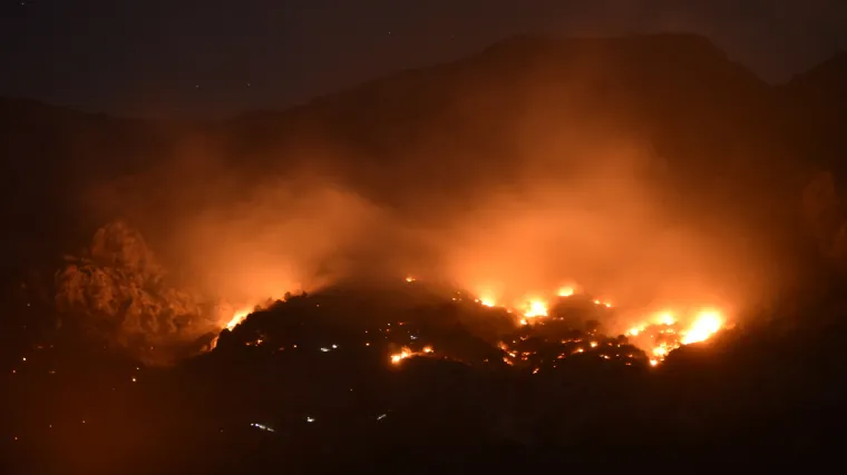 50-ak vatrogasaca bori se kod Živogo&scaron;ća sa &scaron;umskim požarom na Biokovu po buri od 126 km/h. Gorjelo i Čiovo