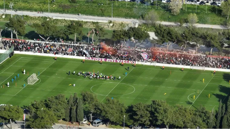 Torcida do&scaron;la pružiti podr&scaron;ku Hajduku na trening prije derbija: Njih vi&scaron;e od 2500 uz pjesmu i baklje