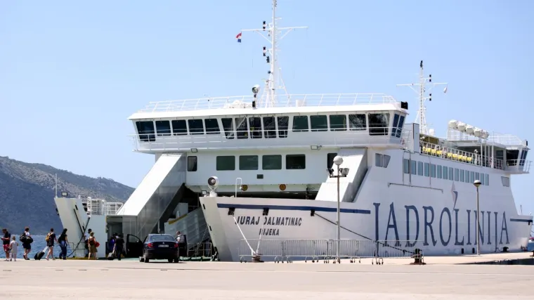 Od sutra skuplje do otoka! Poskupljuju gotove sve linije: 'To je u redu za strance, ali za domaće ljude nije'
