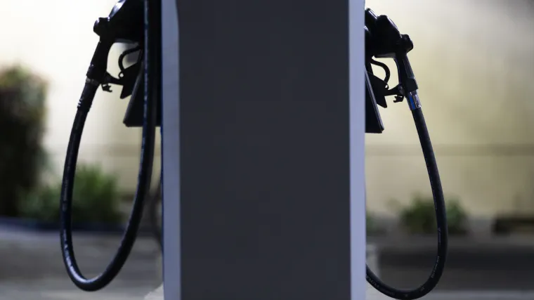 Nakon dva tjedna pada od ponoći opet poskupjelo gorivo: Pogledajte nove cijene