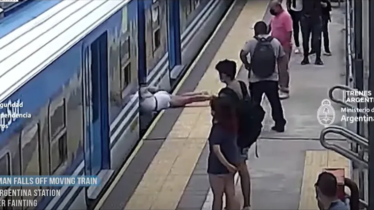 UZNEMIRUJUĆA SNIMKA Djevojka izgubila ravnotežu i pala pod jureći vlak. Prolaznici uskočili u pomoć