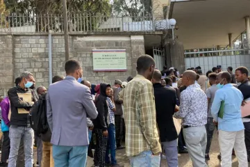 Mladi Etiopljani masovno čekaju u redovima ispred ruske ambasade kako bi se prijavili u vojsku? 'Došao sam zbog dobre plaće'