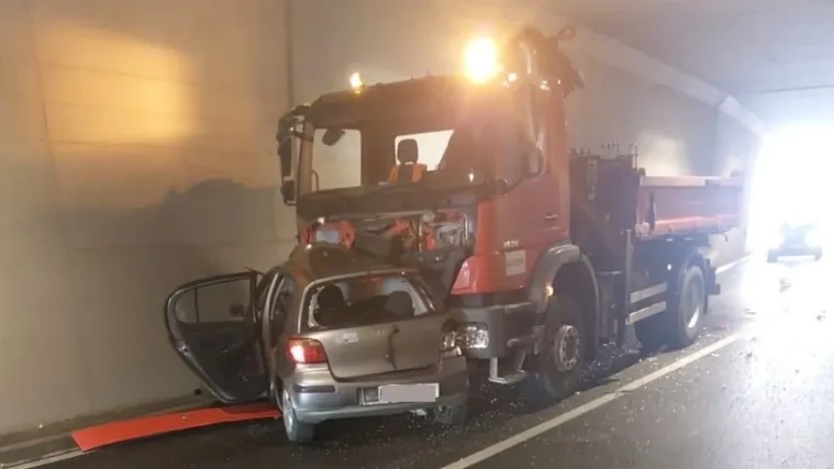 VIDEO Poginule tri žene iz Toyote Yaris ljubljanskih registracijskih oznaka. U tunelu su podletjele pod kamion, automobil potpuno smrskan