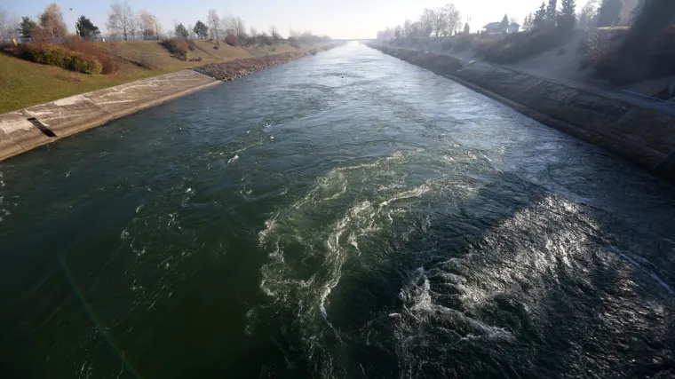 Dječak (13) upao u Dravu nakon &scaron;to ga je srna u trku udarila. Držao se za konop i jedva održavao na povr&scaron;ini brze rijeke