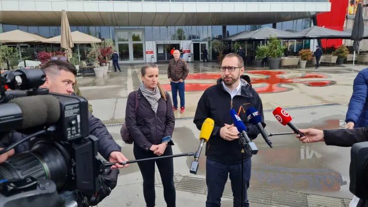 Toma&scaron;ević: 'Nije nađena eksplozivna naprava. Ako se radi o lažnoj prijavi, nadam se da će policija tu budalu kazniti'