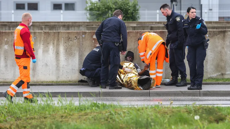 Policija pomogla dvojici migranata u Novom Zagrebu. Očevidac za RTL.hr kaže: 'Jedan je bio na rubu da izgubi svijest'