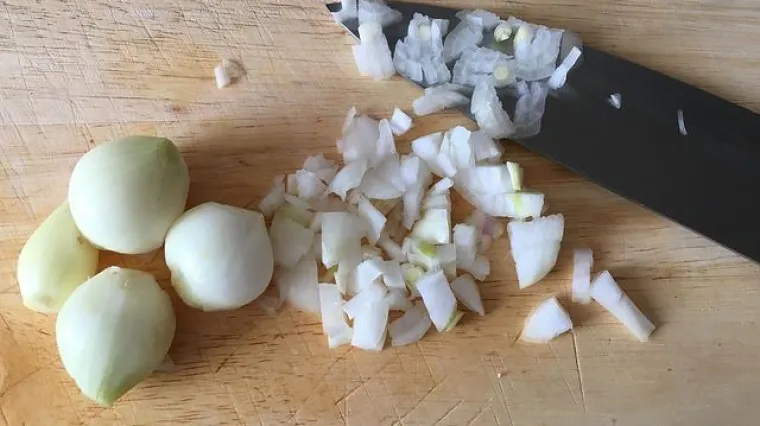 Kako dinstati luk da se raspadne?