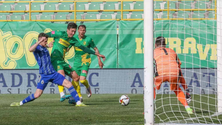 Istra zamalo sru&scaron;ila Lokomotivu, spasio ih odbačeni Dinamov napadač na posudbi i to u zadnjim sekundama