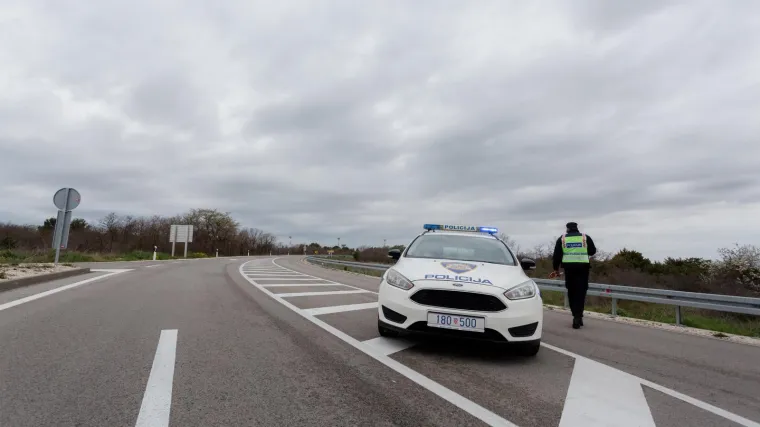 Po mokroj cesti zabio se u neizgrađeni kružni tok. Preminuo je u bolnici