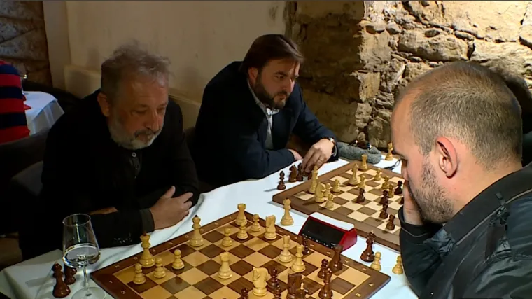 U Zagrebu humanitarni &scaron;ahovski turnir za djecu. Zaigrali ministri i biv&scaron;i predsjednik. Oku&scaron;ali se pjevači, veslači...