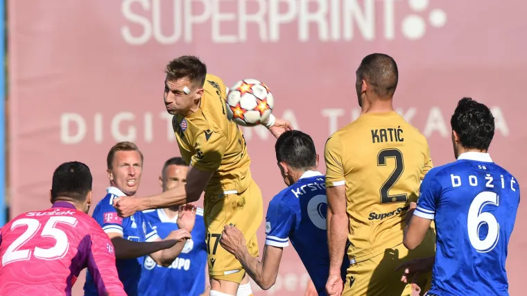 Hajduk kiksao na gostovanju kod Slavena. Splićanima u napadu igrao stoper, propustili su gomilu dobrih prilika