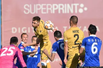 Hajduk kiksao na gostovanju kod Slavena. Splićanima u napadu igrao stoper, propustili su gomilu dobrih prilika