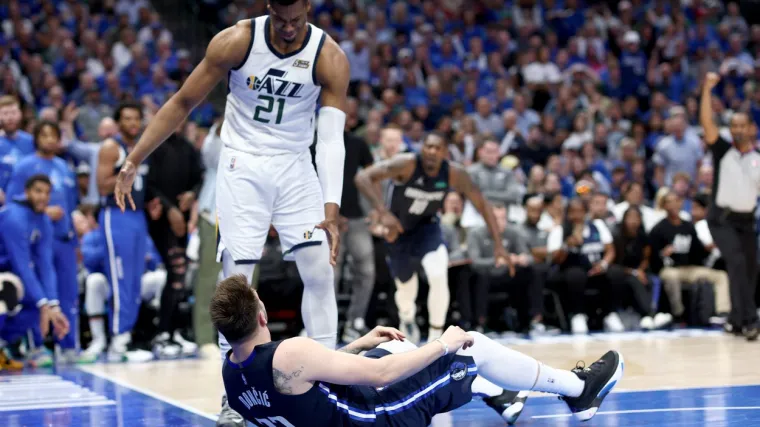 Amerikanac grubim prekr&scaron;ajem bacio Dončića na pod: Igrači Mavericksa poludjeli