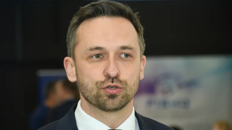 Upoznajte novog ministra rada koji je u Saboru zazivao svetog Josipa. Direkt u Novskoj razgovarao s Piletićem