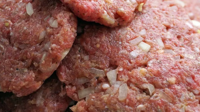 Kako pripremiti palačinke s mljevenim mesom?