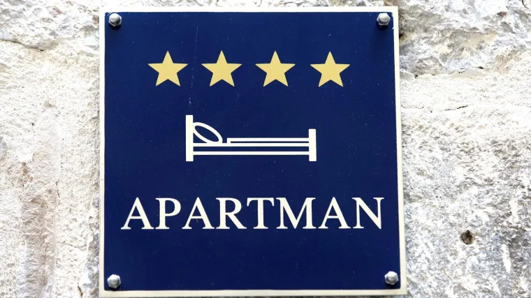 Po desetak dana boravio u apartmanima pa nabio račun od 16 i pol tisuća kuna. Isti scenarij iskoristio tri puta, a onda je pao