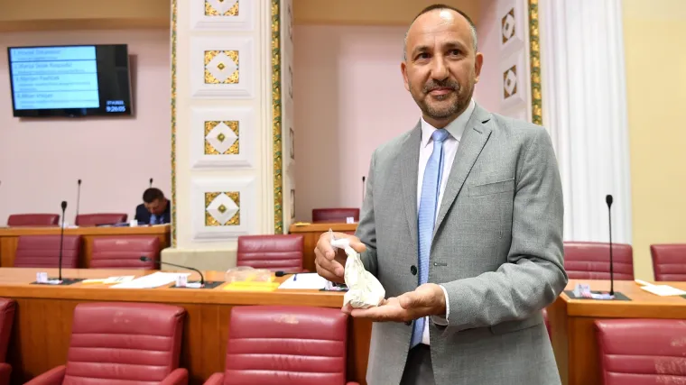 SDP-ovac prijavio Zekanovića policiji: 'Postoji osnovana sumnja da je na sjednicu Sabora donio vrećicu kokaina'