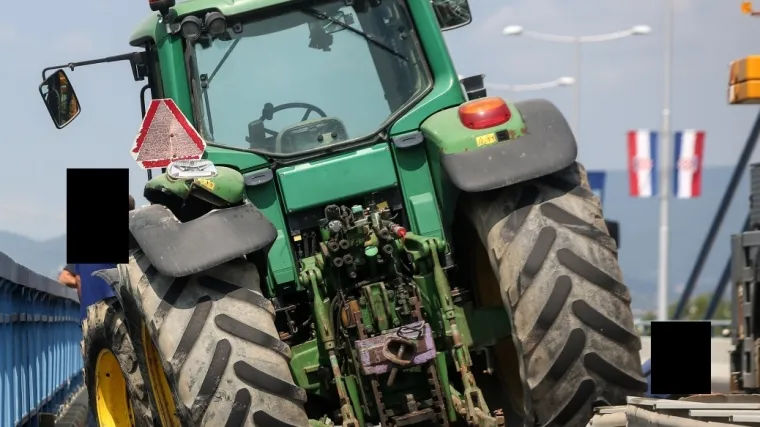 Policija objavila detalje prevrtanja traktora kod Koprivnice. Vozač (84) vozio neosigurano vozilo, istekla mu i vozačka