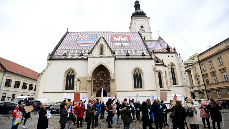 Na Markovu trgu prosvjed odgojitelja u vrtićima diljem Hrvatske: 'Ostat ćemo ovdje i u preostalim gradovima cijeli dan ako treba'