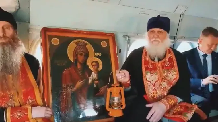 VIDEO Pogledajte što rade ruski svećenici! Ušli u vojni helikopter sa 'Svetim plamenom' i ikonama: 'Putanja prati eksplozije'