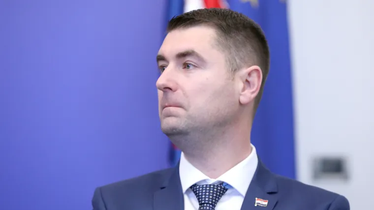 Snimili smo kratak VIDEO za ministra Filipovića i sve one koji imaju isti problem: Kako prijeći cestu u tri koraka