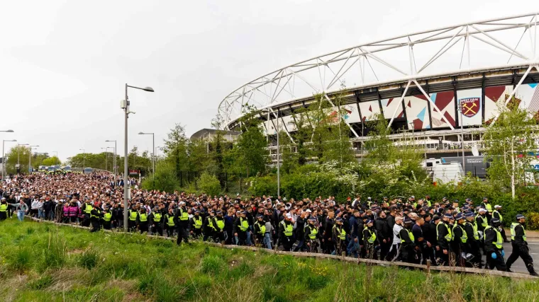 VIDEO Navijači Franfurta okupirali London: Pogledajte nevjerojatne snimke nepreglednog kortea
