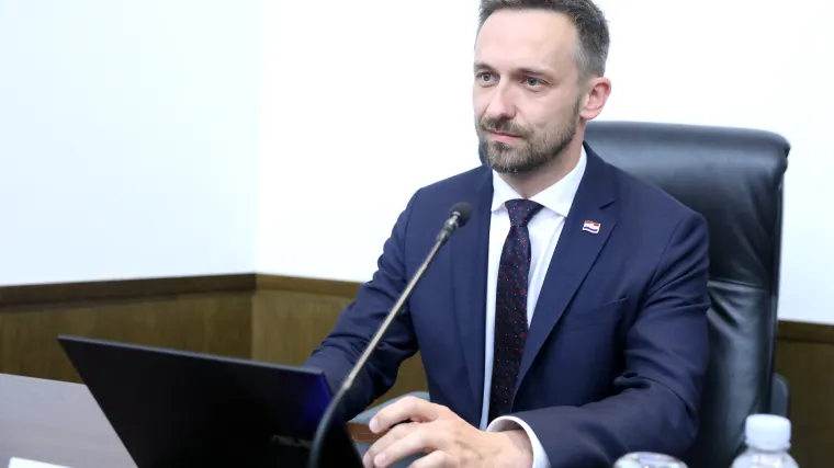 Novi član Vlade Piletić se u HDZ učlanio jo&scaron; kao tinejdžer. Na prisezanju kazao: 'Tako mi Bog pomogao i sveti Josip'