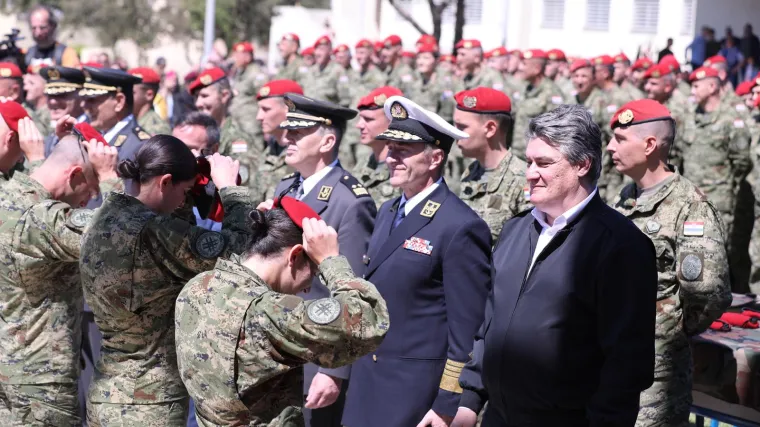 Milanović govorio o ratnoj legendi poginuloj u BiH pa poručio vojnicima: 'Hrvatska prva, a onda sva druga savezni&scaron;tva'