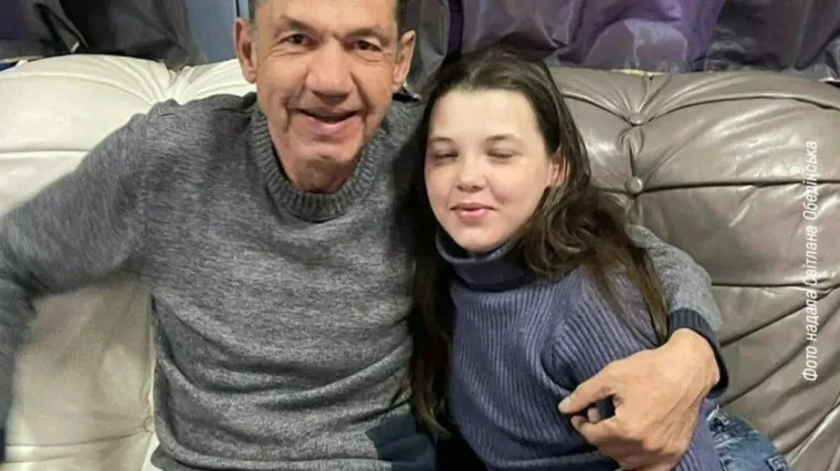 Kiru (12) su Rusi htjeli poslati u siroti&scaron;te, spasili je Zelenski i mobitel ubijenog oca. 'Vri&scaron;tala sam dok su mi vadili &scaron;rapnele'