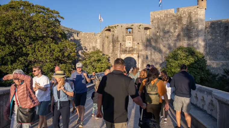 U Hrvatskoj odmara 175 tisuća turista, trostruko vi&scaron;e nego lani. Evo gdje ih ima najvi&scaron;e