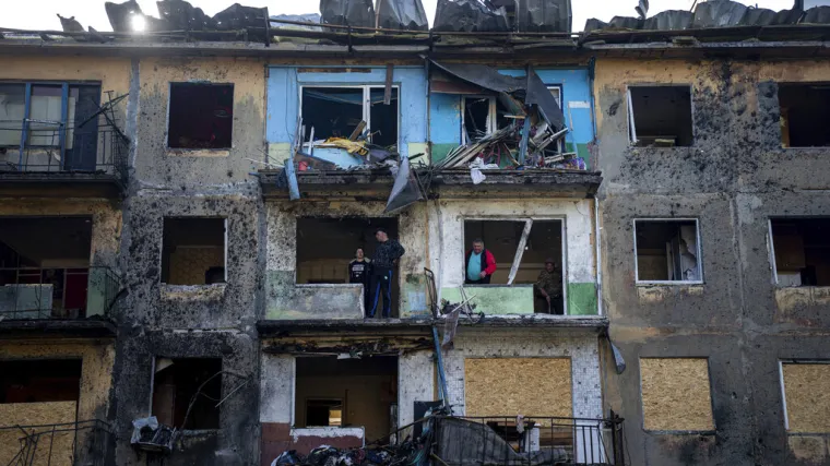 Moskva tvrdi da je 46 civila napustilo Azovstal. Hvale se da su noćas oborili dva bombardera Ukrajine