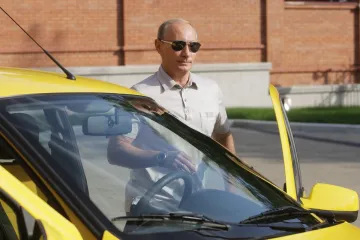 Ima čak dva automobila koji u njemu bude posebnu emociju, a na pecanje najviše voli otići u svom omiljenom terencu