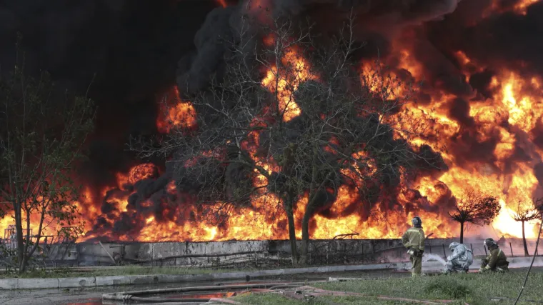 FOTO Vatrena stihija u Donjecku. Pogođena skladišta u koja stane 5000 tona nafte