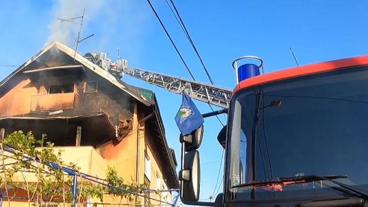 FOTO Požar u Gajnicama: Vatrogasci spasili dvoje ljudi iz goruće kuće