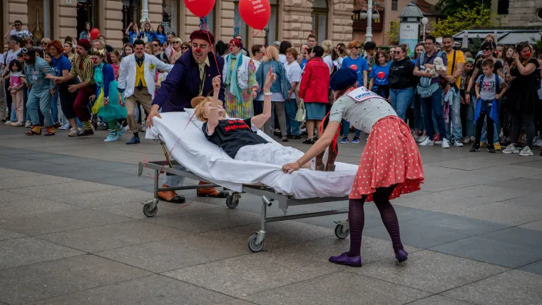 Misteriozni kreveti osvanuli na Trgu bana Josipa Jelačića