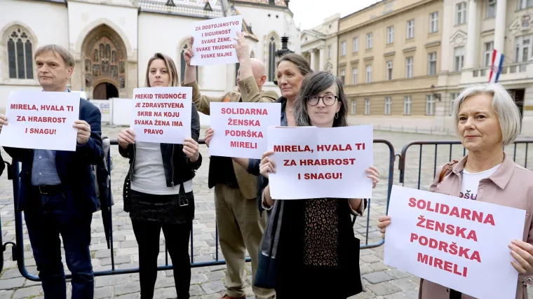 Podržali pred Saborom trudnicu kojoj ne daju pobaciti: 'Mirela, hvala ti za hrabrost i snagu'