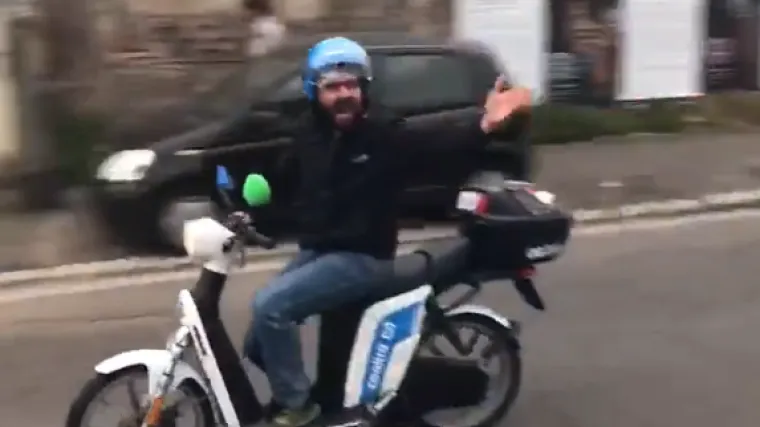 Romanist na motoru urlao na navijače Leicestera. Nećete vjerovati &scaron;to se potom dogodilo