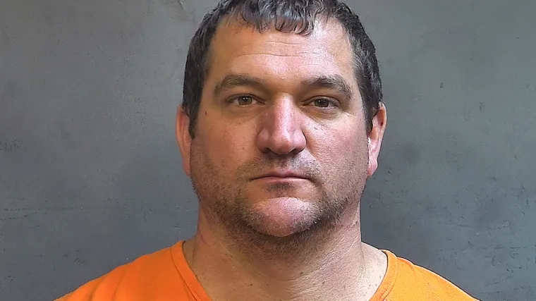 U ožujku je uhićen zbog ubojstva supruge. U svibnju je u&scaron;ao u drugi krug izbora za općinski odbor&hellip;