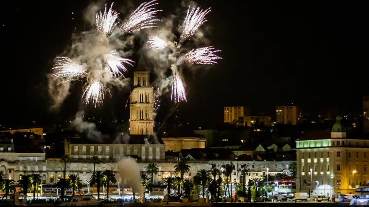 Policija traži nepoznatog počinitelja koji je Sv. Duju slavio tako &scaron;to je petardom gađao turistkinju