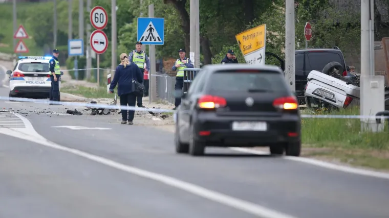 Policija objavila detalje tragedije koja je odnijela tri života: Naletio na metalni nosač znaka, pa na betonski most i počeli su se prevrtati...