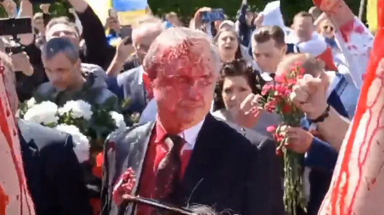 Ruskog ambasadora zalili bojom dok je polagao cvijeće za žrtve sovjetskih vojnika iz 1945.