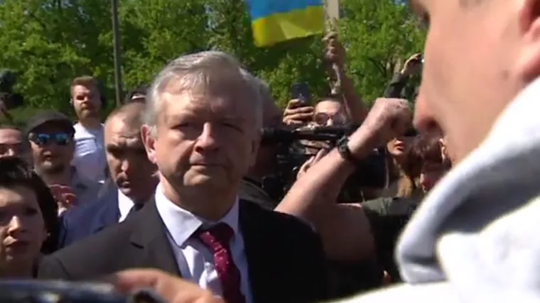 Ruskog veleposlanika u Poljskoj bijesni prosvjednici zalili crvenom bojom