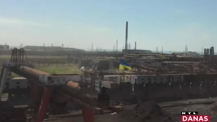 Ukrajinska zastava i dalje vijori na Azovstalju, no napadi ne staju. Stižu i veće količine vojne pomoći Ukrajini